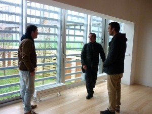 arquitecto Javier Franco co dous mozos que forman parte da lista de reserva das 10 VPA